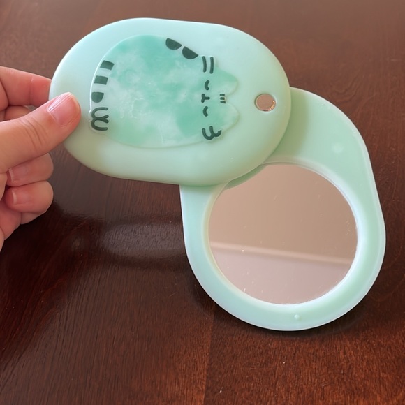 Pusheen Green Pocket Mirror, Never Used - Picture 2 of 3